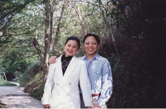 “再不疯狂就老了！”患癌后他带着妻子开帆船环游世界，这才是真正的治愈之旅