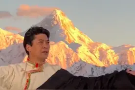 甘孜文旅局长刘洪再次上场拍变装视频：接到了四川文旅的通知，翻箱倒柜找装备，匆忙上阵还望多包涵图片