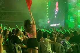 凤凰传奇演兰州唱会歌迷挥舞国旗被称爱国 这是如何理解的？图片