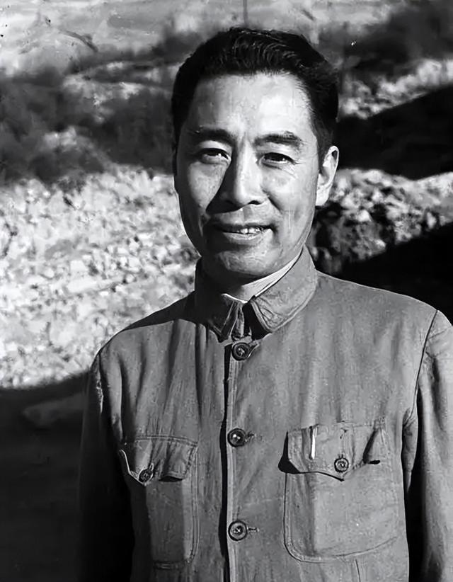 周恩来逝世后谁当总理？毛主席力推一人，此人婉拒：您考虑别人吧