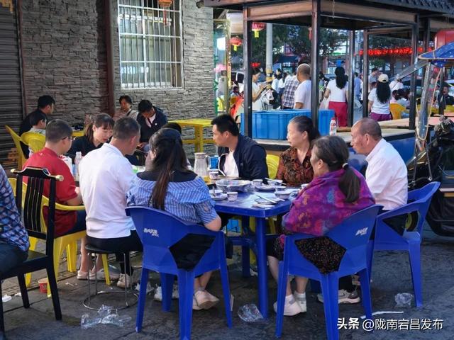 避暑胜地·康养宕昌｜夜逛宕昌：从舌尖到脚尖，游客乐不停