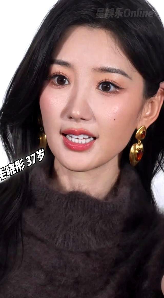 毛晓彤长相也属于甜美的乖乖女，长辈很喜欢的