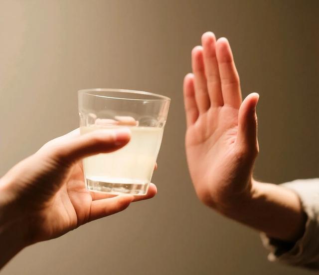 酒席上碰到这4种情况，立马放筷子走人，并非迷信，都是有依据的