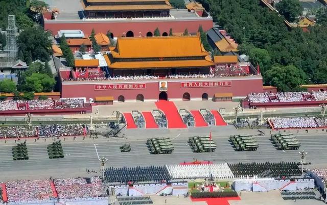 被央视怒批、脑袋空空，德不配位，难怪阅兵从不邀请“流量”明星