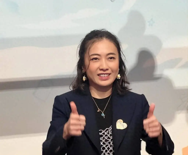 丈夫跟许家印是好朋友，妻子选择投资恒大，如今亏掉了200亿