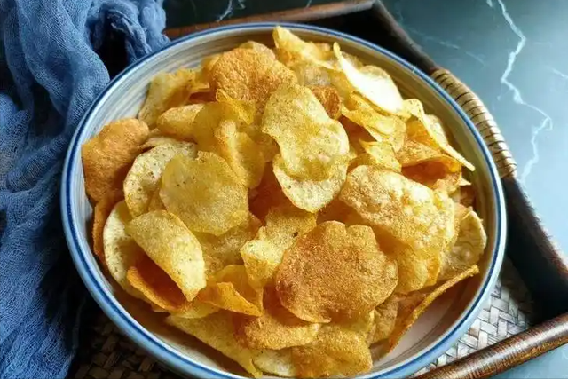 69岁大妈心梗离世，医生叹息：把5样当零食，心脏再好也扛不住