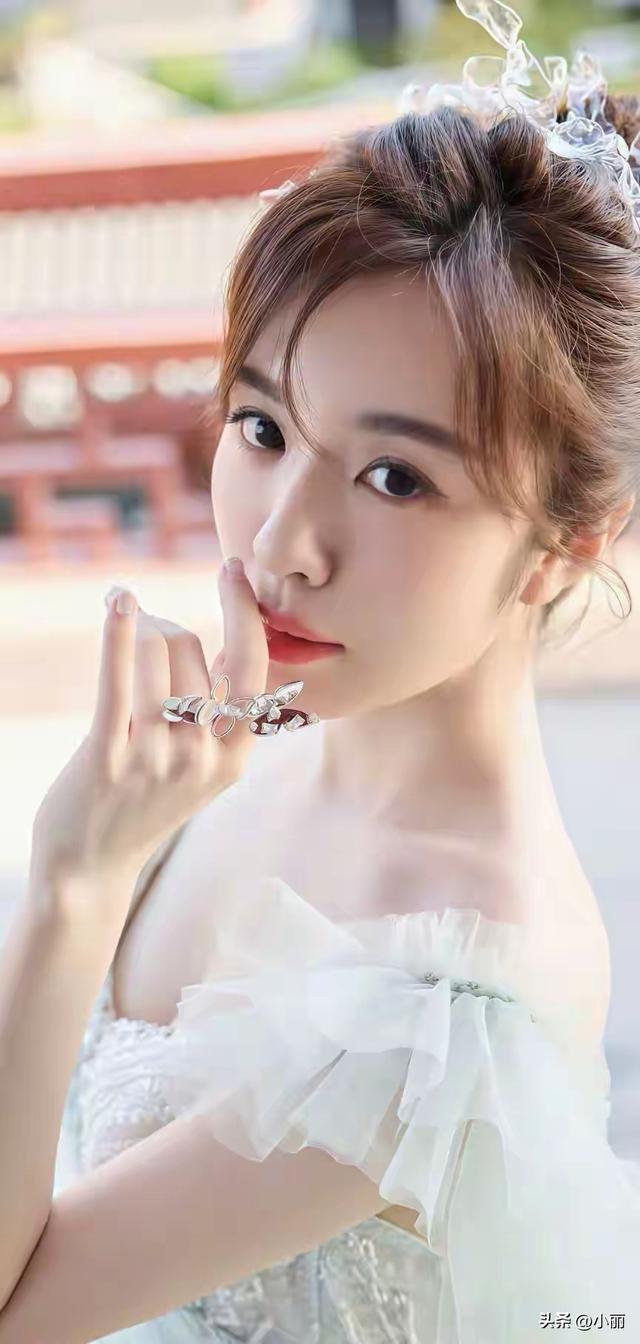 王晓晨前凸后翘，大白兔饱满	，超爱了，这般魅力谁能不爱？