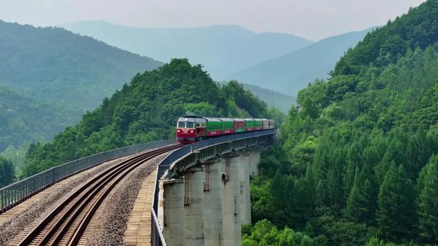 锁定8·17！龙井号民俗旅游专列温情启程，沉浸主题车厢，直达长白山十年之约！