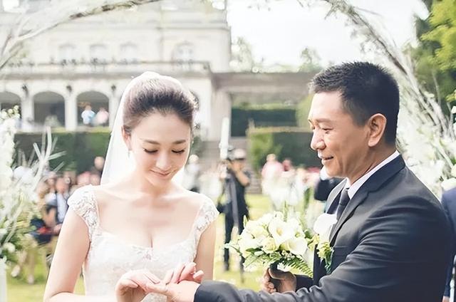 梅婷垫脚、李小冉挡灾，56岁鄢颇娶小15岁娇妻，值吗？