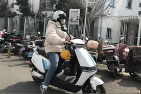 电动摩托车上路，除了上牌照、持驾照，交警：还要注意这2个要求图片