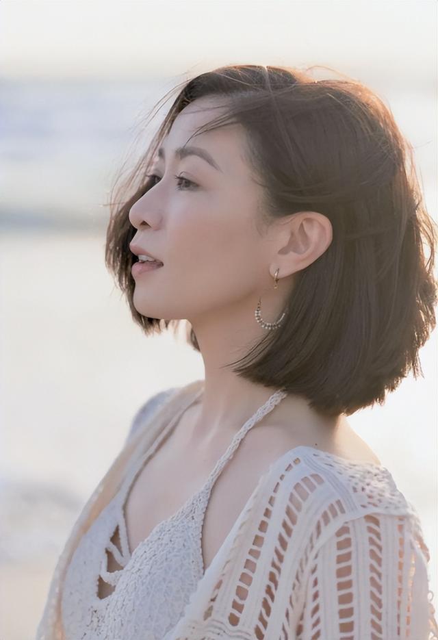 没想到，许绍雄猝然离世不到24小时，佘诗曼竟因一个举动口碑暴涨