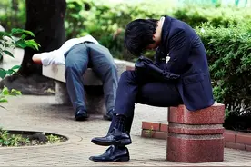 日本社会现状：年轻人活如丧尸，老年人喝酒等死，中年人被逼自杀图片