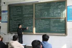 大学老师粉笔字写得如何？西安理工大学的这些神仙板书舍不得擦！图片