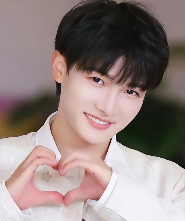 从“娘娘腔”到舞台宠儿，周深的逆袭之路：真实还是人设？