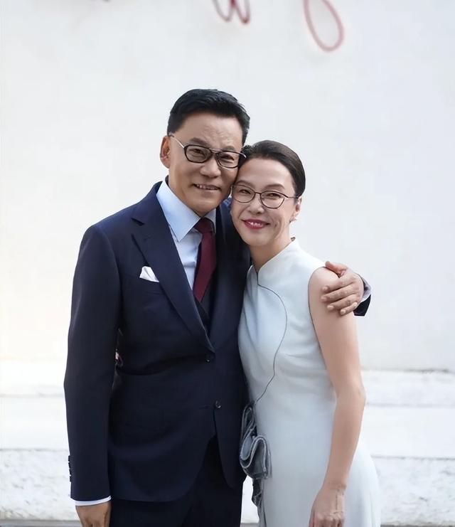 六旬企业家迎娶北大前女友，20年纠葛终画圆，零礼金婚礼成焦点