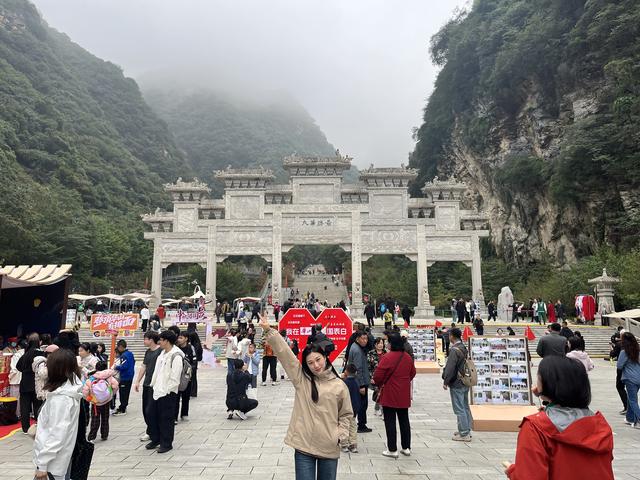 雨后华山云雾绕 奇险俊秀入“仙境”