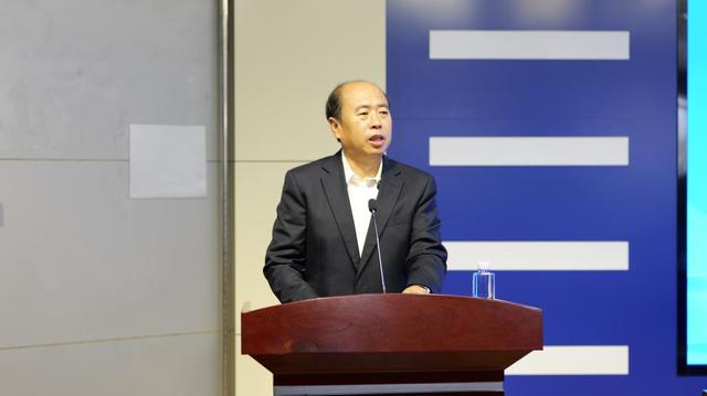 俄罗斯科学院院士、烟台大学全职特聘教授贝奇科夫做客烟台大学