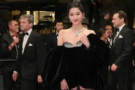 关晓彤黑天鹅高定亮相戛纳电影节，黑色丝绒高定礼服秀长腿。 ​​​图片