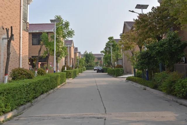 新密市任岗村，村民集资建了一个广场，上面矗立着白色的伟人塑像