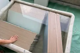 瓷砖，10年前用水泥浆贴，现在用背胶，差距真大，只怪自己太文盲图片