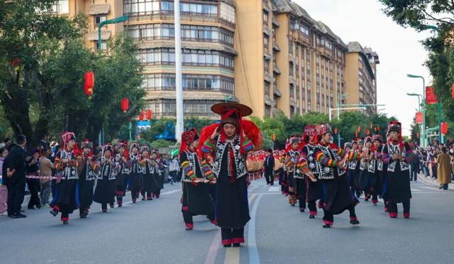 绿春长街古宴 | 精彩回顾：民族文化大巡游 街头掀起“最炫民族风”