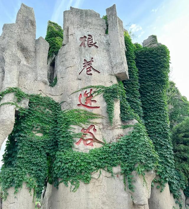 安徽凤阳县离蚌埠近，有小岗村和明皇陵，还有明中都鼓楼