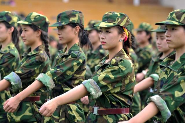 女民兵为何戴红色丝巾？背后的象征与意义
