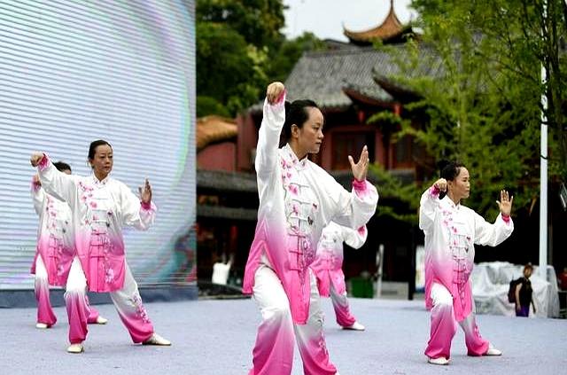 太极的 “柔” 是弹簧不是棉花！会呼吸 + 练柔成刚，才是真太极