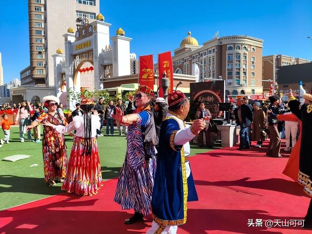 国庆大假，一家人去游新疆大巴扎，美食与歌舞表演太攒劲了！