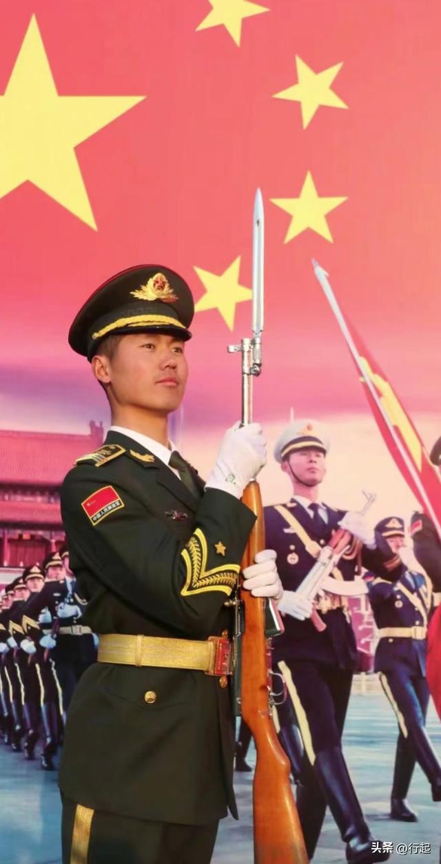 “最帅升旗手”张自轩被骂惨了！面对争议，他用一句话来回应