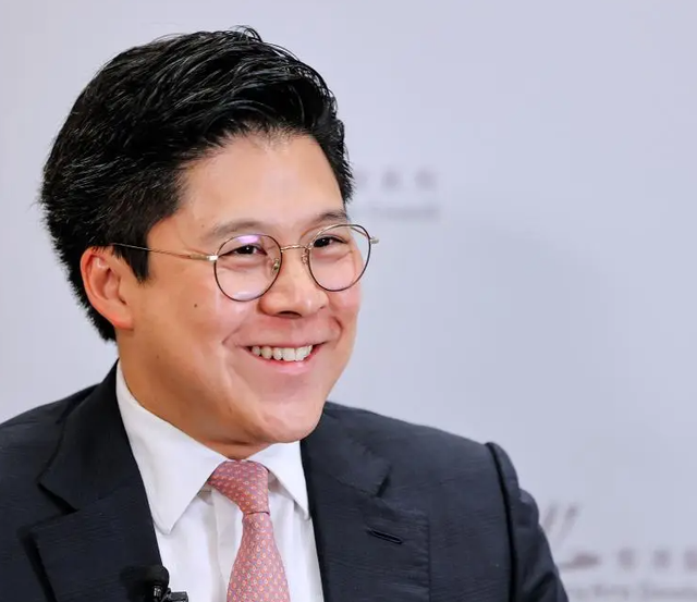 三连升！霍启刚官宣喜讯，新身份给郭晶晶长脸，让李嘉诚不敢吭声