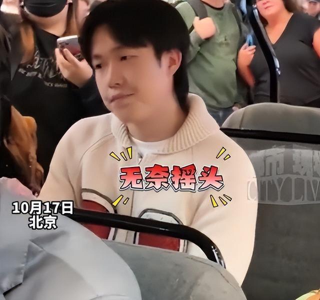 国乒夺冠后回国，恶心一幕发生，王楚钦气得直摇头，没人笑得出来