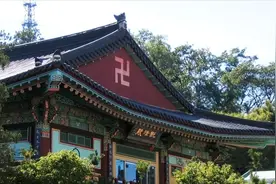 “卍和卐”两字非常相似，一个往左旋一个往右旋，一般人不会读图片