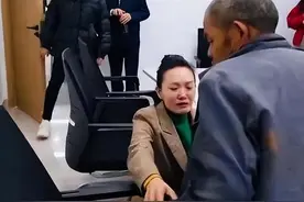 养女狠心抛弃养父，谁料养父拆迁分得176万，养女怒将其告上法庭图片