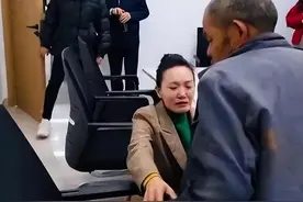 养女狠心抛弃养父，谁料养父拆迁分得176万，养女怒将其告上法庭图片
