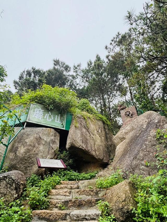 厦门磨鑫山，核心登山步道全长约6.5公里，登顶后可俯瞰鹭岛全景
