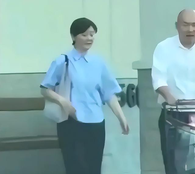 徐帆不再隐忍，高调回应和冯小刚离婚传闻，16字回应字字扎心
