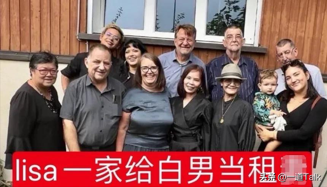 Lisa和继父亲密互动惹争议，二人合影没分寸，继父手搭女儿屁股上