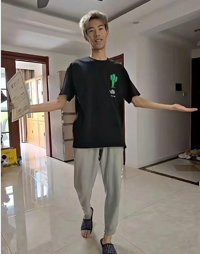 “黄毛男孩”晒北大通知书，结果专业被群嘲：毕业了也是送外卖
