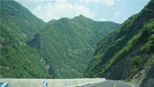 陕西秦岭小县城，坐绿皮火车比开车自驾快，还藏中国唯一自然奇观