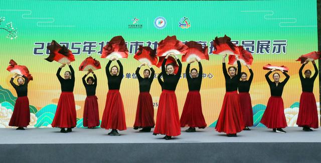 重阳登高正当时 北京900余名爱好者慕田峪长城共赴秋日健身盛宴