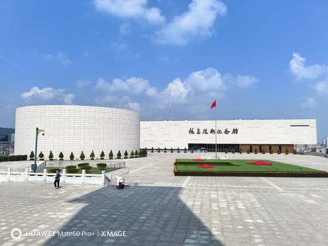 登上“丹东舰”勾起当兵回忆，参观“纪念馆”崇敬烈士英雄。