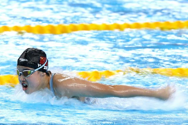 《13岁小孩姐杀疯了!全运会泳池上演"奥特曼打怪兽"名场面》