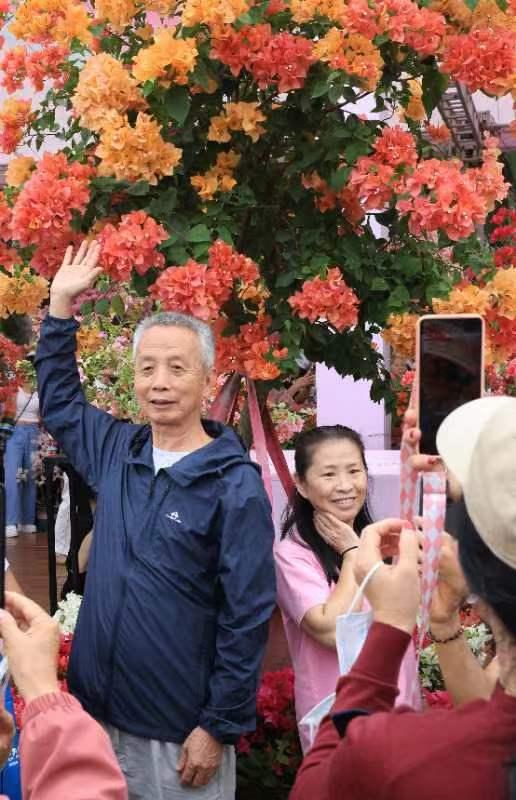 莲花山公园“人从众” 2025深圳簕杜鹃赏花周顶流花海“热到爆”