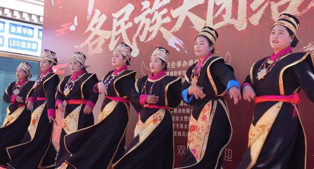 林芝市巴宜区：“千人刨牛宴”为春节、藏历新年文旅市场添把“火”