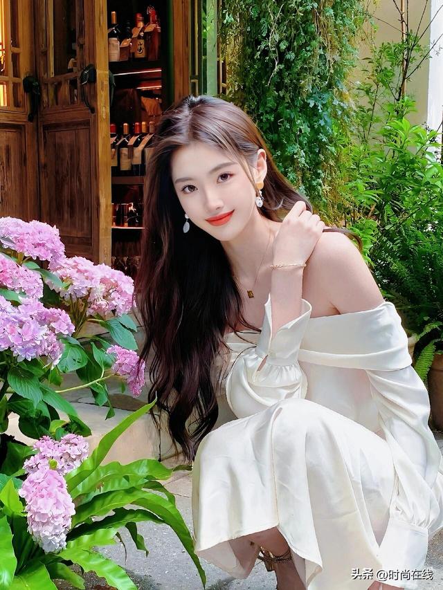 云南一校花，五官立体，皮肤白到发光，身材也很顶级，太美啦！