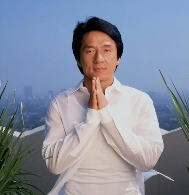 官媒对成龙的称呼变了，三字之差释放强烈信号，王晶的话有人信了