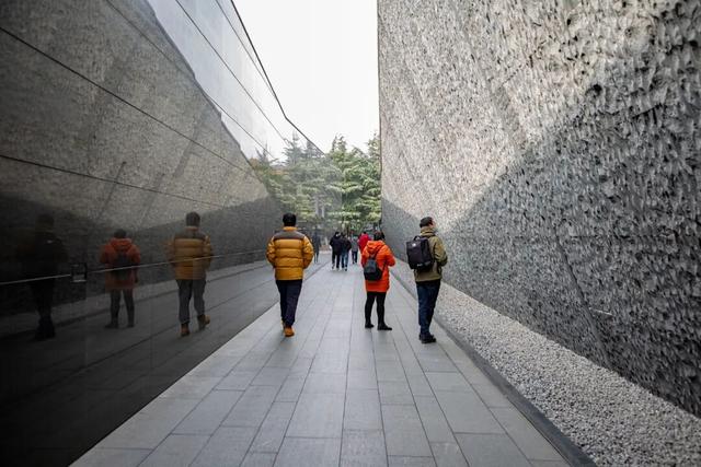 一条穿越黑暗，抵达光明的铭记之路！