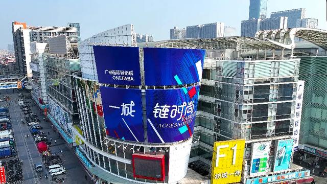 一场时尚大秀，一座大城闪亮