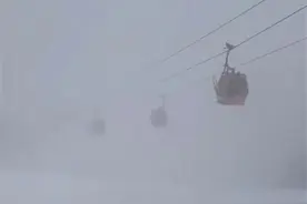 张家口一滑雪场吊厢突然停运，多名游客在-15℃天气被困空中，官方回应图片